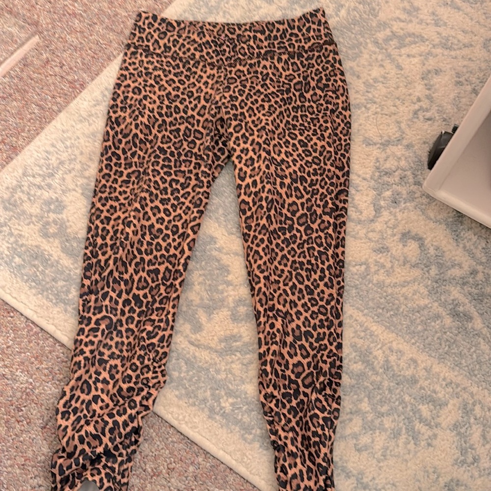EUC! Kira grace cheetah cropped leggings. Size XS.
